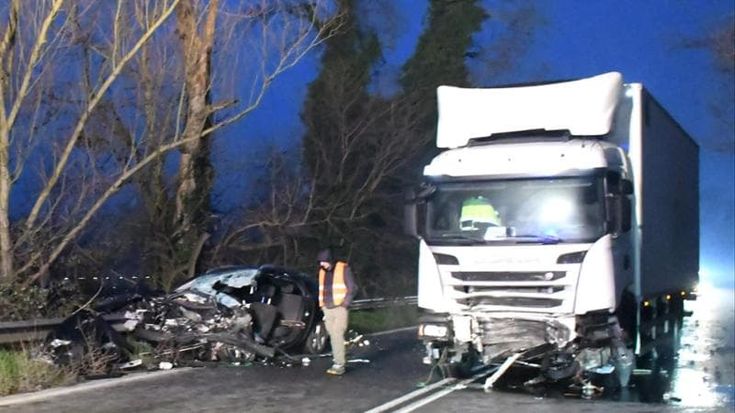 Landriano, si schianta in auto contro un Tir: morta Daniela Neggia, lascia tre bambini