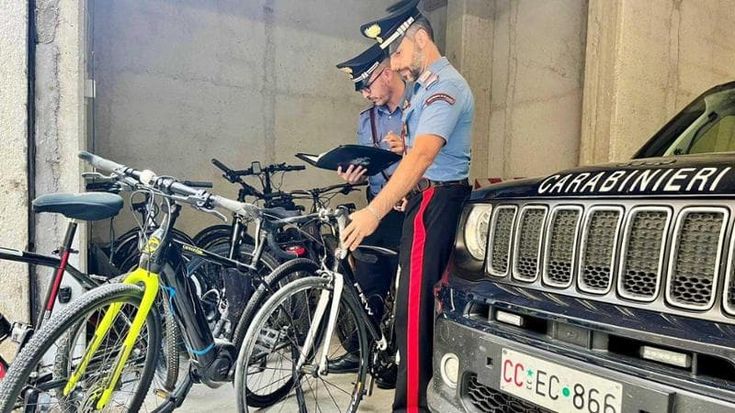Il pusher si improvvisa biker: fuga in bici dai carabinieri con 56 dosi di cocaina in tasca