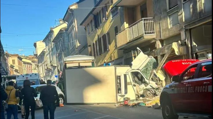 Stradella, pullman si schianta contro un furgoncino: soccorsi studenti delle scuole medie