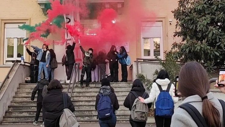 A Torino gli studenti occupano il liceo, prof lasciati fuori. L'ira del preside: "Fascisti"