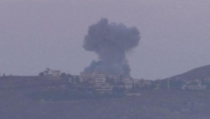 Decine di attacchi aerei israeliani in Libano: le colonne di fumo all'alba