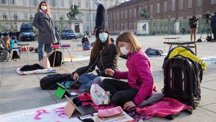 Torino, gli studenti di nuovo in piazza contro la Dad, assieme ai genitori
