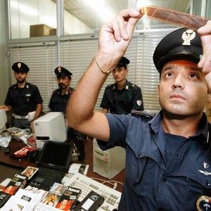 Furto in casa, spariscono le foto hard e lo ricattano