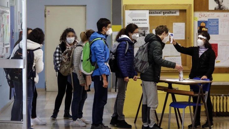 Coronavirus, a causa dei contagi mancano gli insegnanti: il sindaco di Fasano chiude 49 classi 