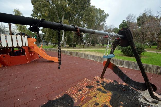 Bari, i vandali distruggono le nuove giostrine prima dell'inaugurazione