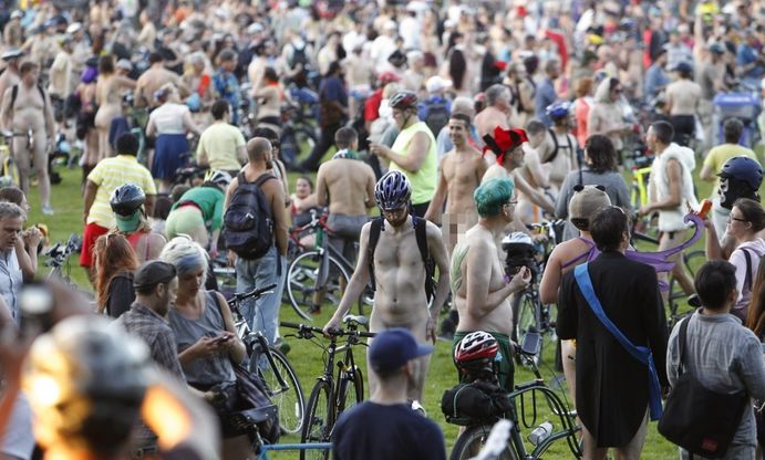 Usa, migliaia alla "World Naked Bike Ride": tutti nudi in bicicletta<br />&nbsp;