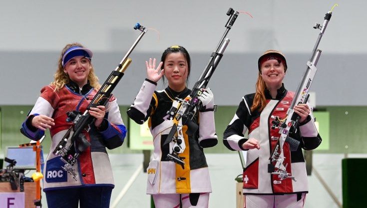 Tiro a segno, le lacrime d'oro di Yang Qian: una vittoria per la mamma malata 