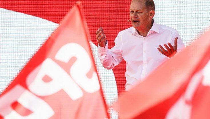 Germania, la resa dei conti in tv tra i tre contendenti per il dopo-Merkel
