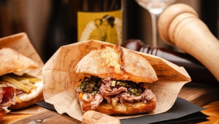 Bari, il panino con le interiora è già un fenomeno: alla Staffa lampredotto, lingua in cheeseburger e guancia stile kebab