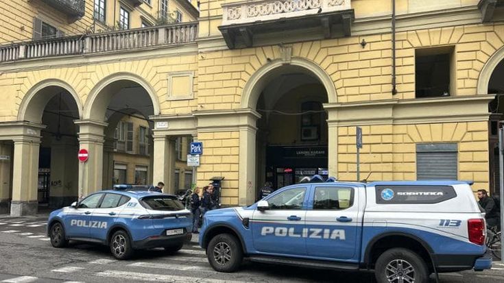 Accoltellato sotto i portici vicino a Porta Nuova all’ora di pranzo