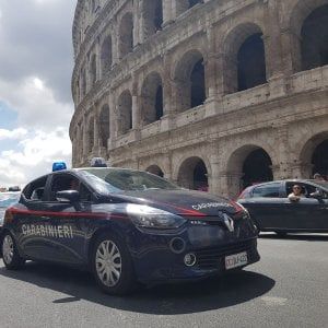 Roma, stacca frammento da Colosseo, denunciato turista 17enne 