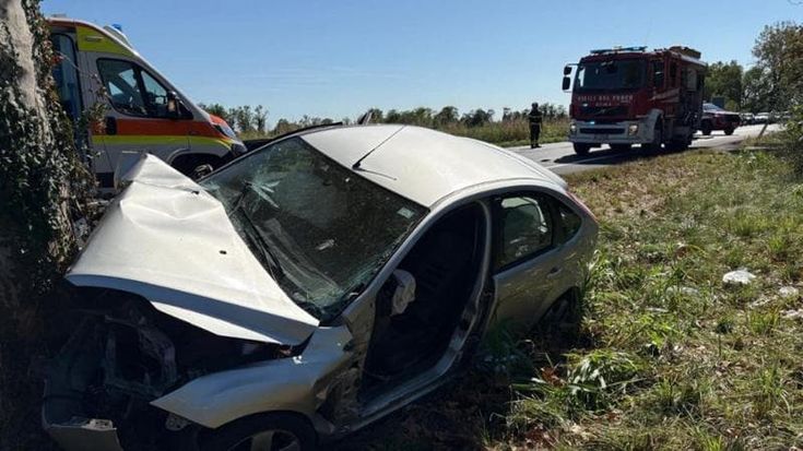 Auto contro un platano in provincia di Udine: muore bambina di 11 anni, gravissima la sorellina