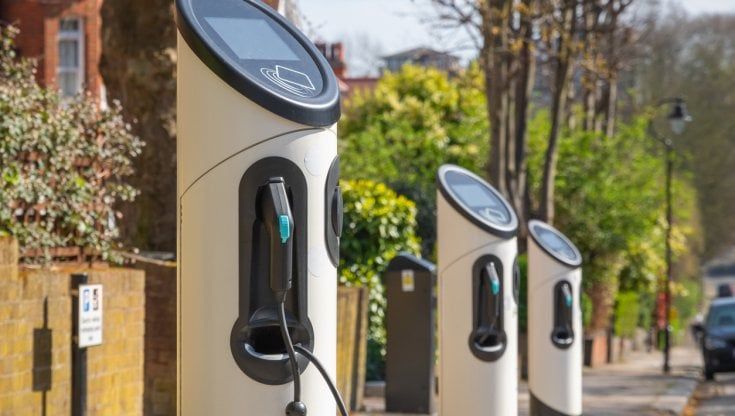 Colonnine di ricarica, è possibile installare il numero previsto dal Pnrr risparmiando 250 milioni di euro