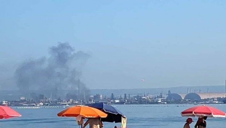 Taranto, incendio nell'ex Ilva: brucia nastro trasportatore e sulla città si alza colonna di fumo nero. Nessun ferito