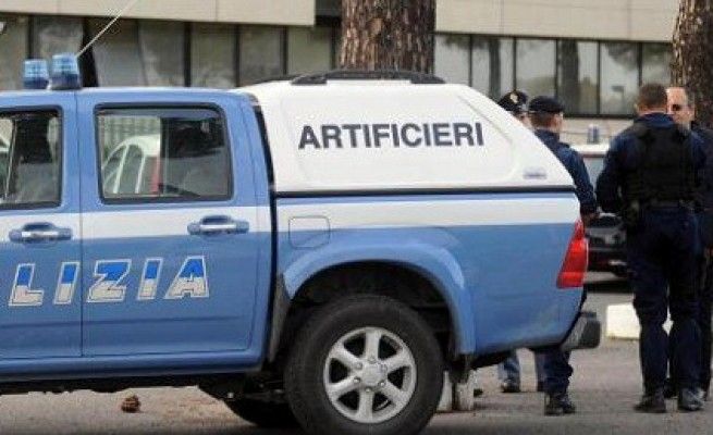 Bombe a mano in cantina<br />Evacuati una decina di inquilini