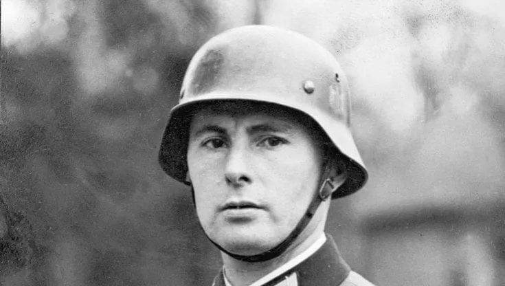 Foto del nazista Degrelle in ufficio, la prefettura sospende il segretario di Ferrera Erbognone. Ma il sindaco gli rinnova il contratto