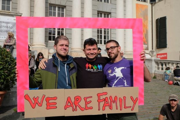 Famiglie divise in piazza: a Matteotti la festa 'Rainbow', alla Borsa la difesa della tradizione