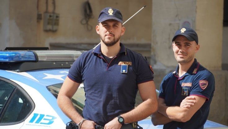 Firenze, bimba di 5 anni sola in casa sale su una sedia e si sporge dal balcone: salvata dalla polizia