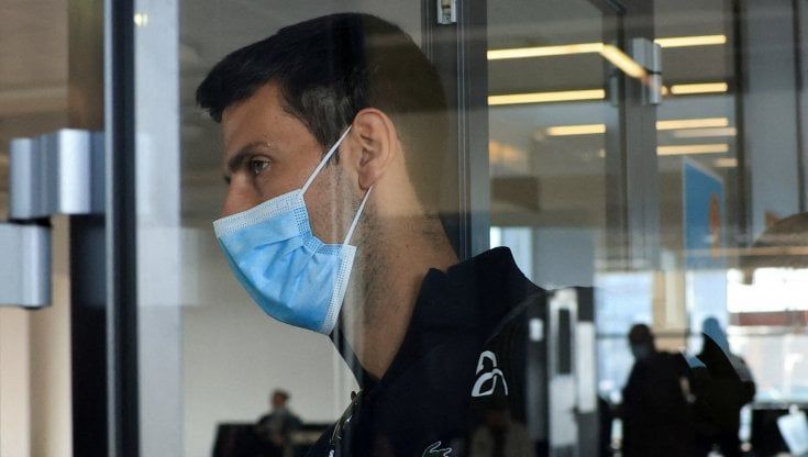 Djokovic torna in patria, la Francia lo avvisa: "Al Roland Garros solo i vaccinati"