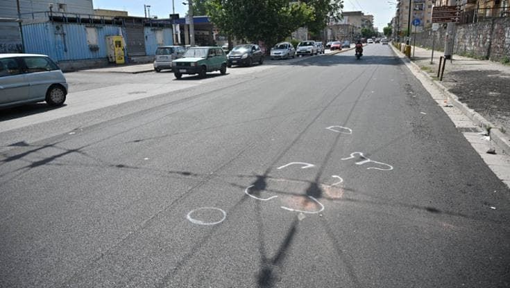 Napoli, auto travolge pedone a Secondigliano: anziano morto sul colpo. Alla guida donna di 23 anni