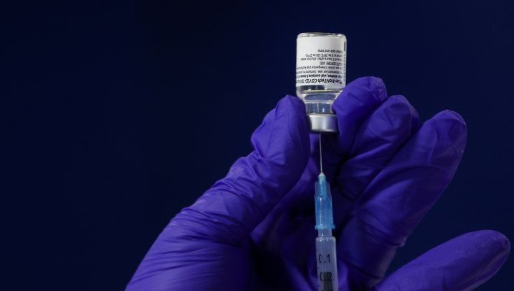 Richiamo con Pfizer, l'Ema conferma: "Sì alla seconda dose dopo 40 giorni" 