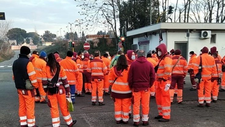 Coronavirus, muoiono tre operatori Ama a Roma: "Lavoriamo in luoghi chiusi con areazione insufficiente"