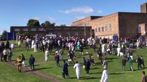 Newcastle, auto su folla riunita per preghiere Ramadan: "È un incidente"