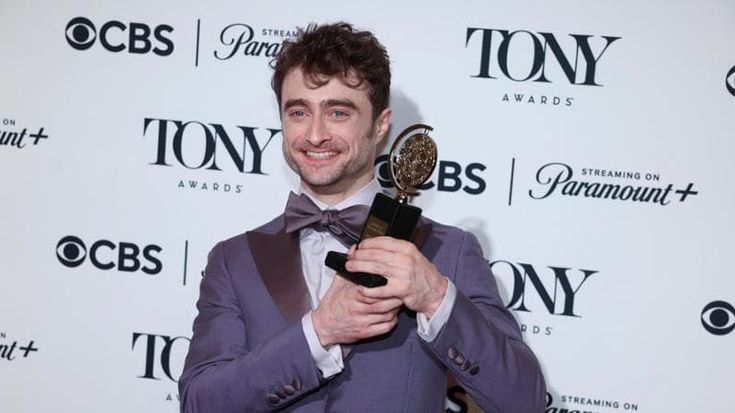 Daniel Radcliffe vince il suo primo Tony Award, Angelina Jolie e la figlia Vivienne premiate per ‘The outsiders’