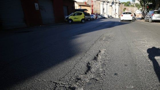 Roma, cade dalla moto: buca sott’accusa.  In terapia intensiva al San Camillo