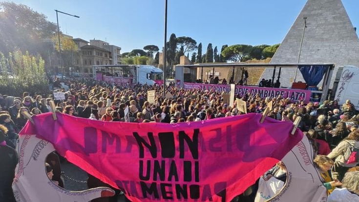Non una di meno, corteo contro la violenza di genere. Bruciata foto di Valditara
