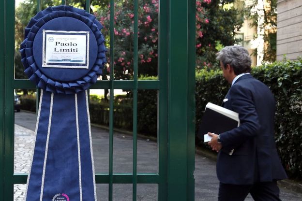Morte di Paolo Limiti, l'addio di amici e parenti nella sua casa di Milano