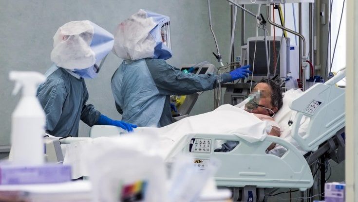 Covid, l'incubo ritorna: Tor Vergata raddoppia i reparti. I contagiati in condizioni gravi sono sempre di più