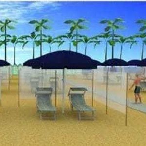 Rimini, l'idea di un'azienda: "Niente plexiglass, in spiaggia pannelli di tessuto"