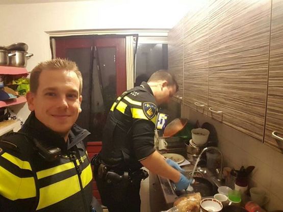 Poliziotti in cucina per i cinque bimbi di una mamma in ospedale
