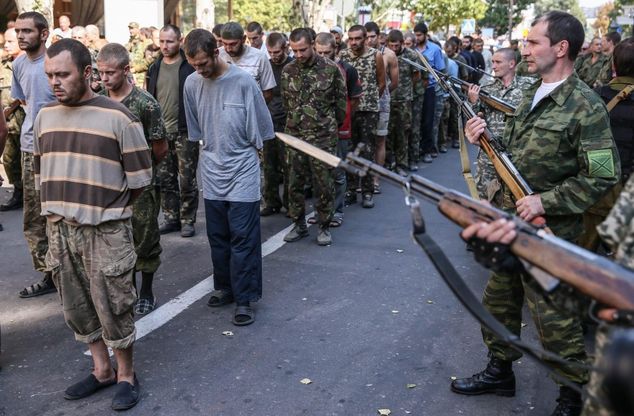 Donetsk, i ribelli fanno sfilare decine di prigionieri in piazza
