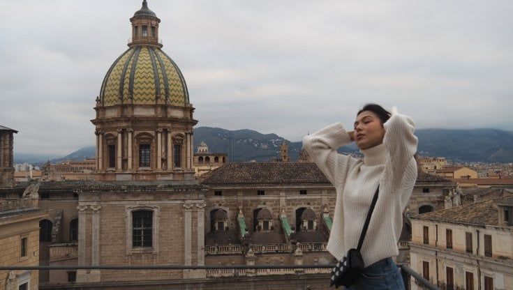 I turisti diventano modelli nelle strade di Palermo: “Fotografo le loro vacanze”