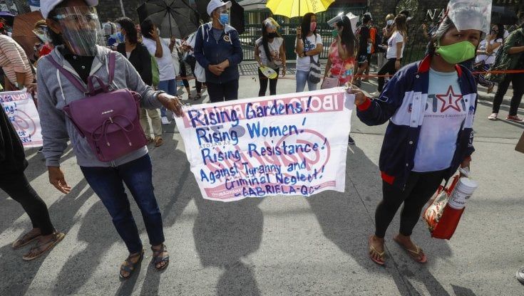 Coronavirus nel mondo: Siria, Assad e moglie positivi. Usa, vaccinati al chiuso senza mascherina