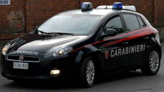 Trinitapoli, sparatoria con i carabinieri dopo un colpo all'ufficio postale: in fuga con 200 euro