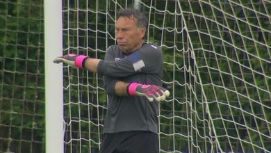 Calcio, a 70 anni torna in campo da titolare: l'incredibile record del portiere González