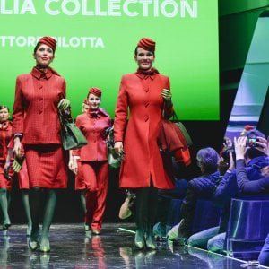 Alitalia, causa in arrivo dall'azienda che ha realizzato le divise poi bocciate