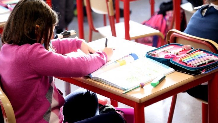 Scuola, gli studenti in quarantena ma non positivi rientrano in classe senza tampone né certificato