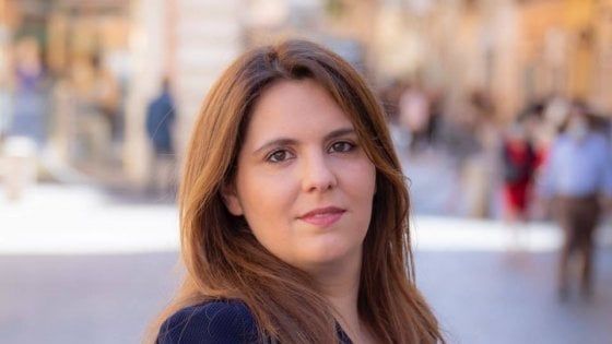 Taglio parlamentari, il no della deputata Siragusa (5s) che cita Toninelli contrario alla riforma Renzi scatena l'ira social 