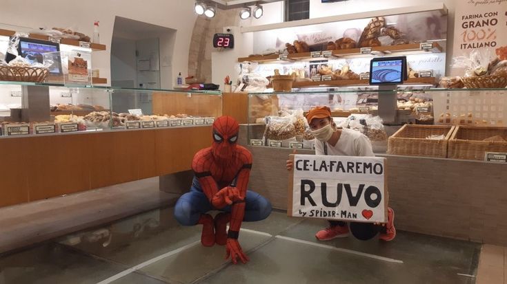 Spider-Man nei negozi per rincuorare i commercianti: "Sono con voi"