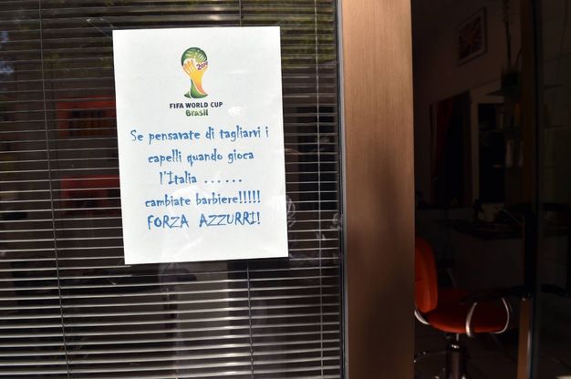 Il barbiere: c'&egrave; l'Italia, andate altrove per tagliare i capelli