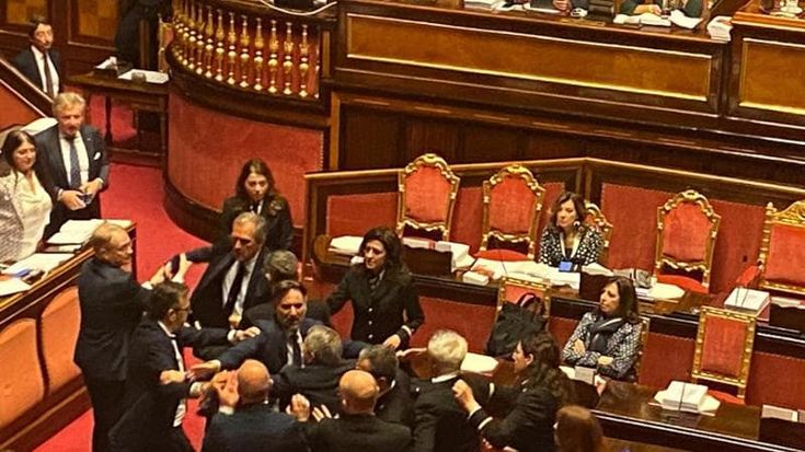 Premierato, insulti e poi rissa sfiorata tra i senatori FdI e M5S: La Russa sospende i lavori. E tra le opposizioni scatta la ‘protesta della giacca’