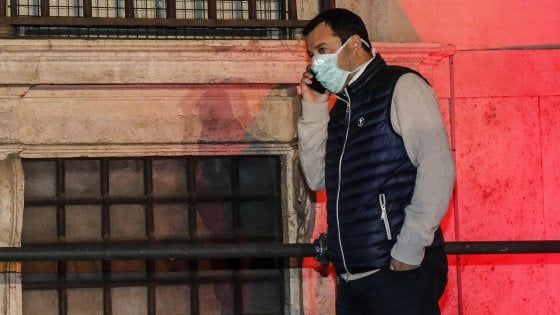 Coronavirus, vertice a Palazzo Chigi: "Le opposizioni saranno coinvolte sul decreto di aprile". Ma restano le distanze