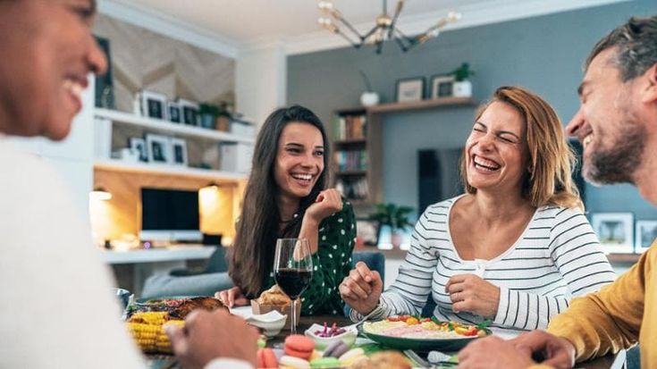 La convivialità a tavola resta un must per gli italiani