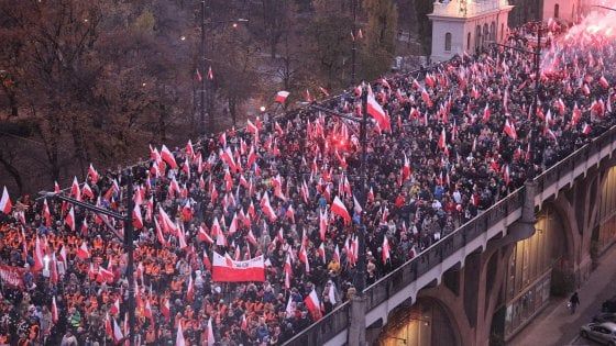 Polonia, decine di migliaia alla marcia di estrema destra per le strade di Varsavia