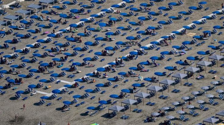 Treni, traghetti, ombrelloni, alberghi: tutti i rincari dell’estate. Il dossier
