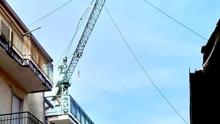 Funivia Faito, il cavo fermato dalla gru: quattro famiglie evacuate, ansia a Castellammare